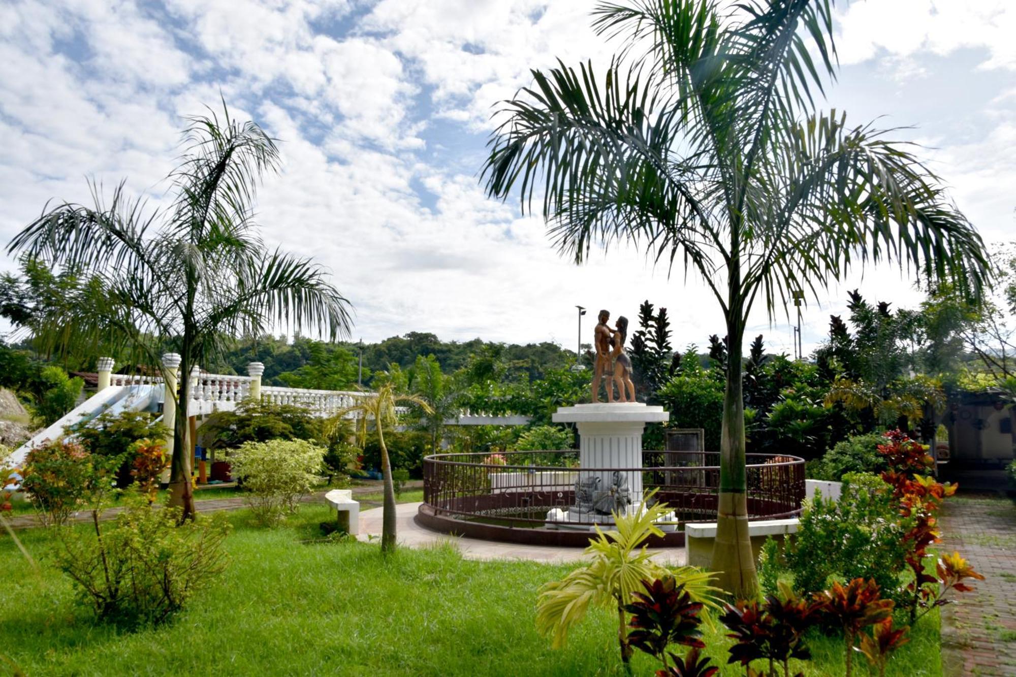 Isla De Oro Hotel Mamburao Bagian luar foto